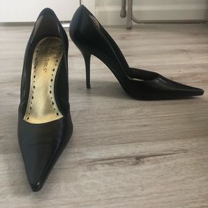 Black pointed toe slim leather heels